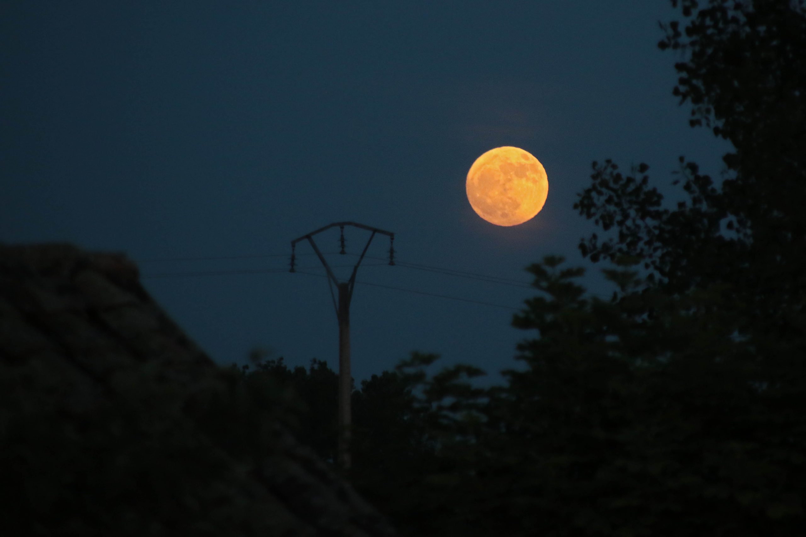 La Luna de Fresa 2026 será especial por su cercanía al solsticio, su trayectoria baja y su apariencia cálida.jpg